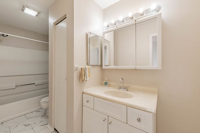 237 Acorn Drive, Streamwood, IL 60107