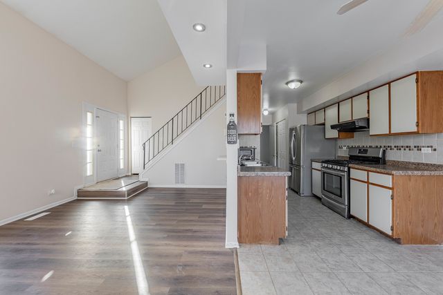 237 Acorn Drive, Streamwood, IL 60107