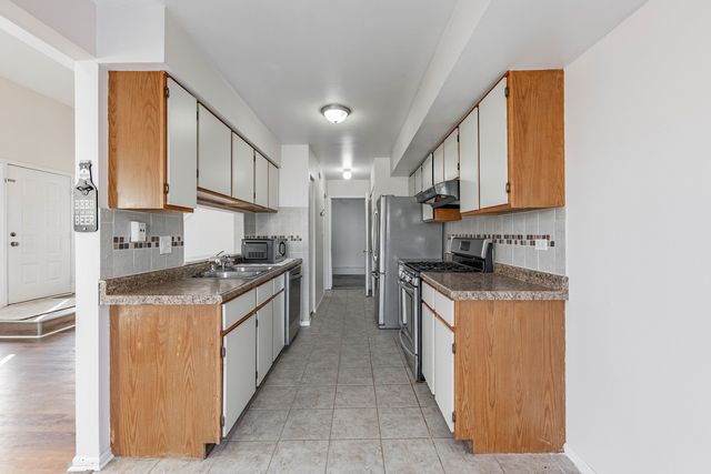 237 Acorn Drive, Streamwood, IL 60107