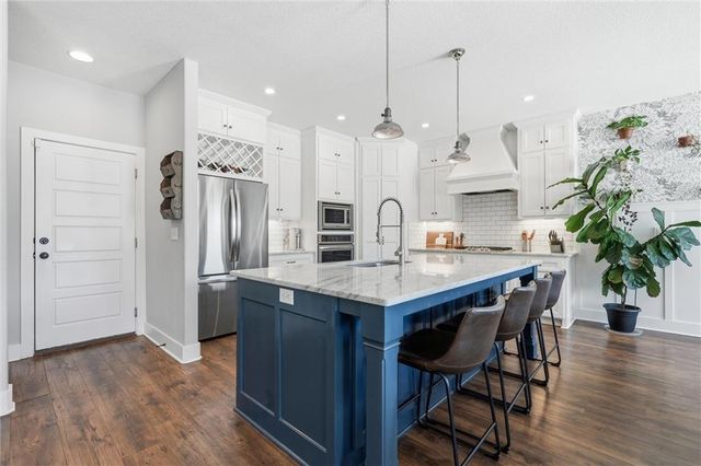 3904 SW Stoney Brook Drive, Lee's Summit, MO 64082