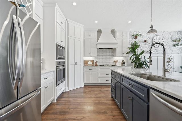 3904 SW Stoney Brook Drive, Lee's Summit, MO 64082