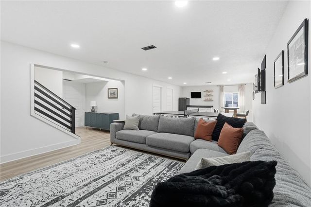 3904 SW Stoney Brook Drive, Lee's Summit, MO 64082