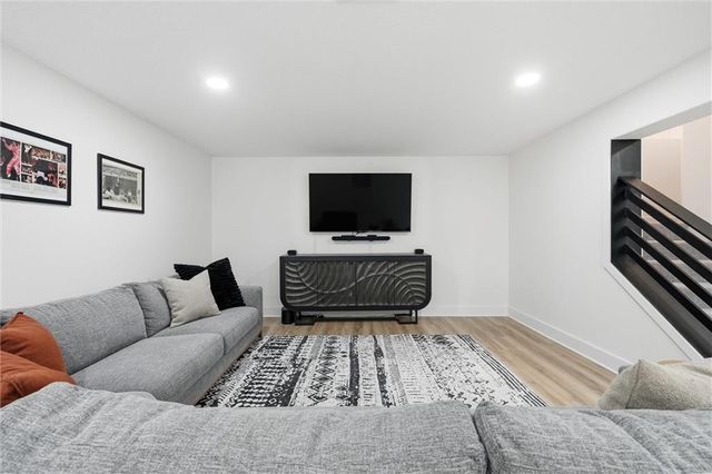 3904 SW Stoney Brook Drive, Lee's Summit, MO 64082