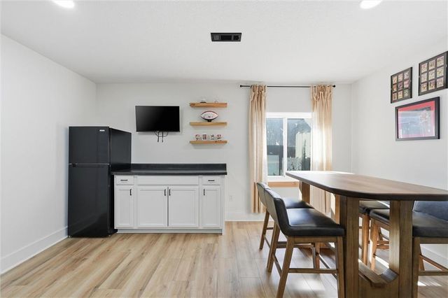 3904 SW Stoney Brook Drive, Lee's Summit, MO 64082