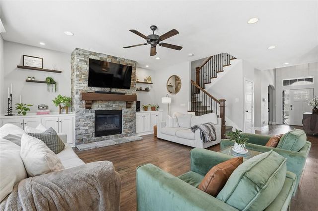 3904 SW Stoney Brook Drive, Lee's Summit, MO 64082