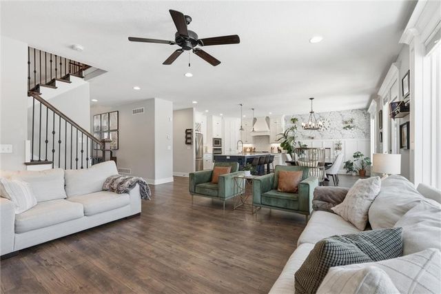 3904 SW Stoney Brook Drive, Lee's Summit, MO 64082