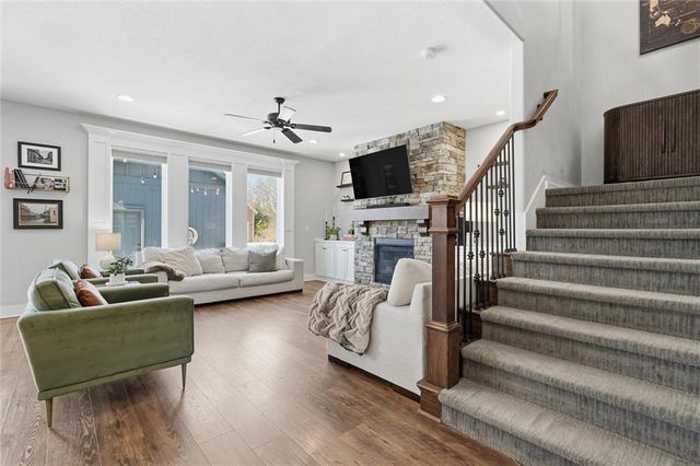 3904 SW Stoney Brook Drive, Lee's Summit, MO 64082