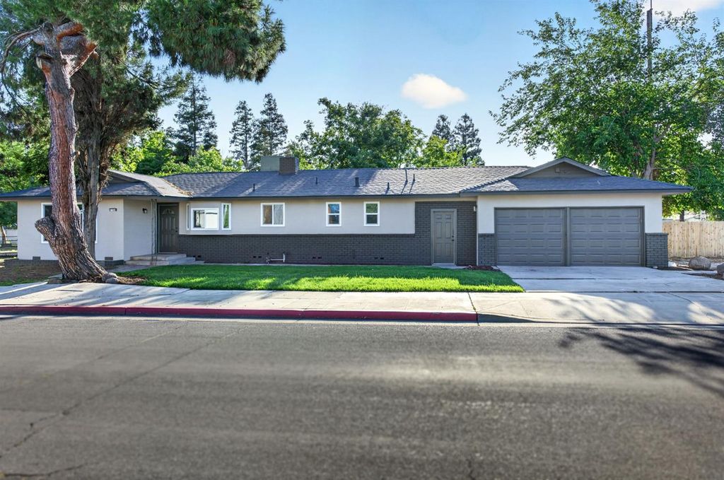 Image 1 of property listing at 210 Sunnyside Avenue, Clovis, CA 93611
