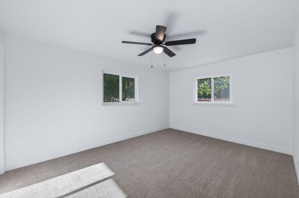 Image 11 of property listing at 210 Sunnyside Avenue, Clovis, CA 93611