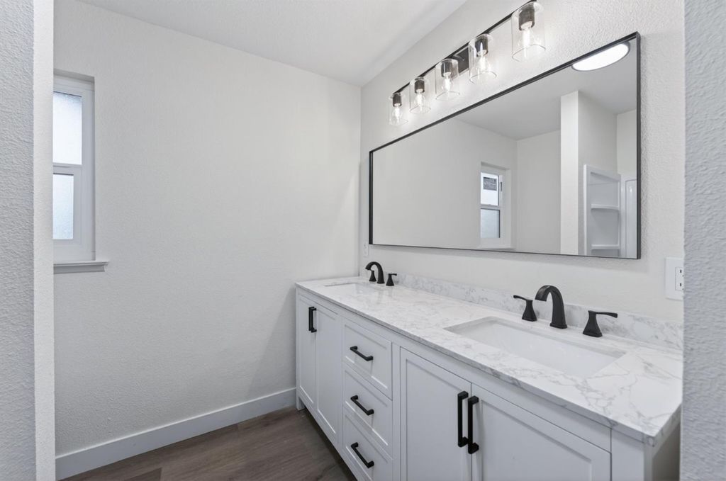 Image 15 of property listing at 210 Sunnyside Avenue, Clovis, CA 93611