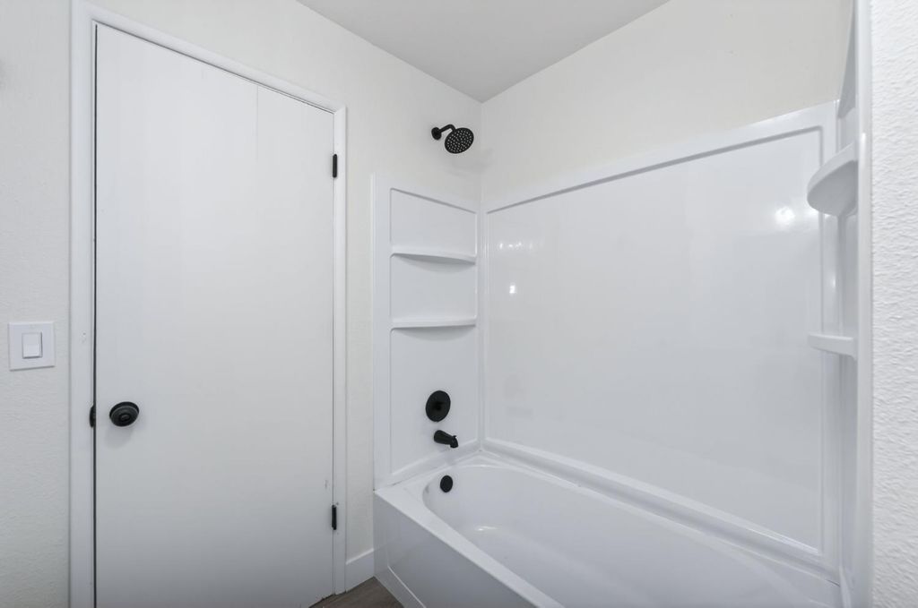 Image 16 of property listing at 210 Sunnyside Avenue, Clovis, CA 93611