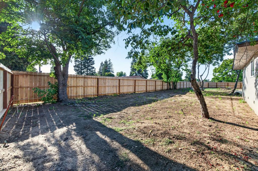 Image 17 of property listing at 210 Sunnyside Avenue, Clovis, CA 93611