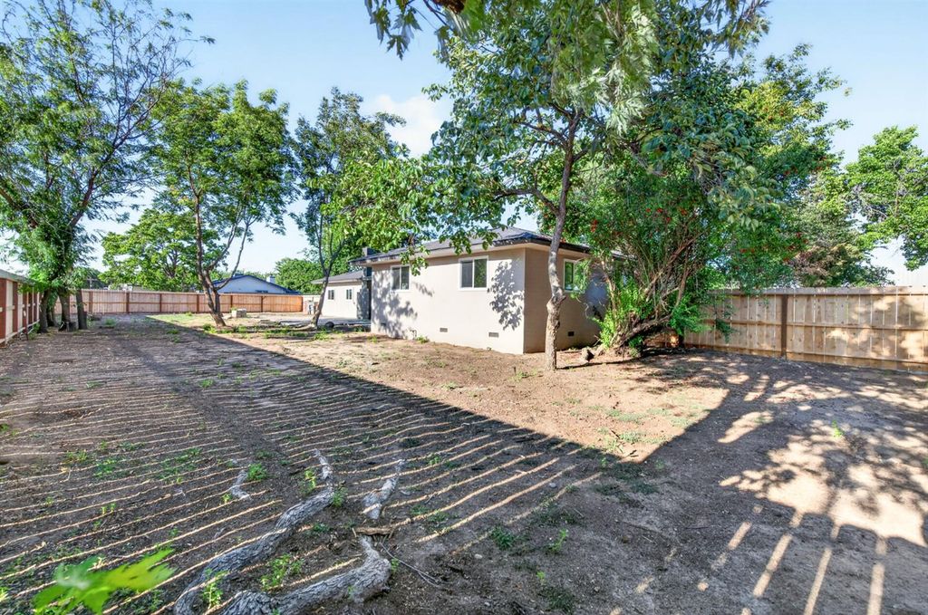 Image 18 of property listing at 210 Sunnyside Avenue, Clovis, CA 93611
