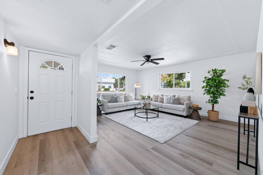 Image 2 of property listing at 210 Sunnyside Avenue, Clovis, CA 93611