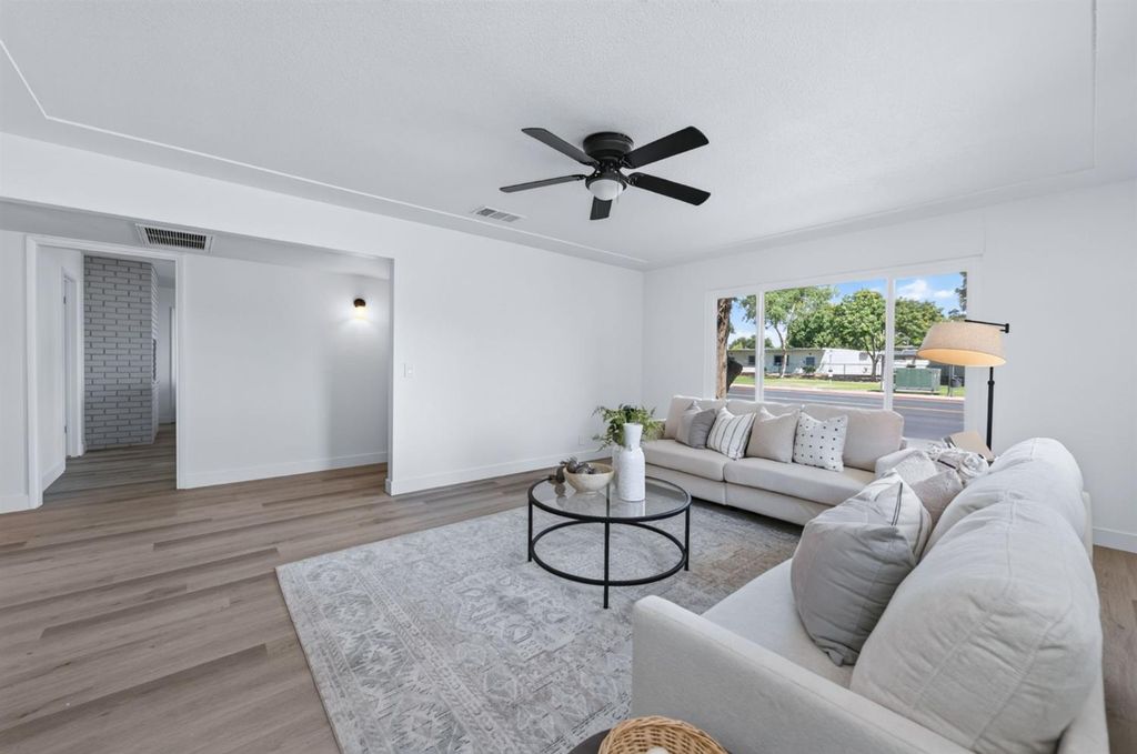 Image 4 of property listing at 210 Sunnyside Avenue, Clovis, CA 93611
