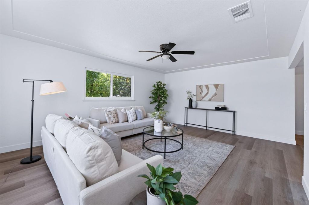 Image 5 of property listing at 210 Sunnyside Avenue, Clovis, CA 93611