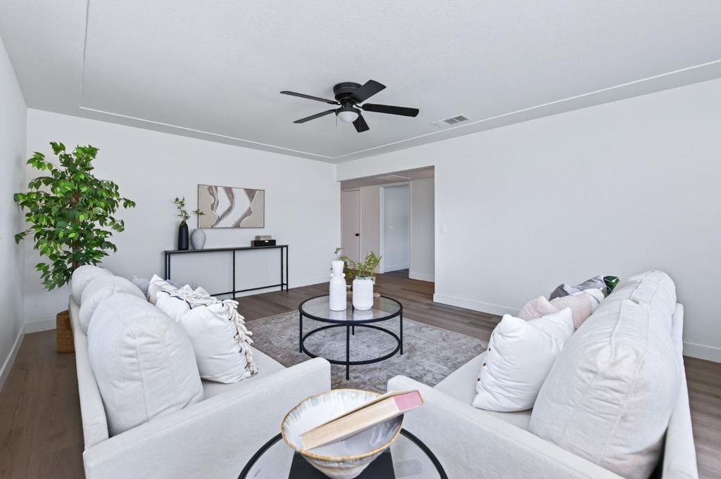 Image 6 of property listing at 210 Sunnyside Avenue, Clovis, CA 93611