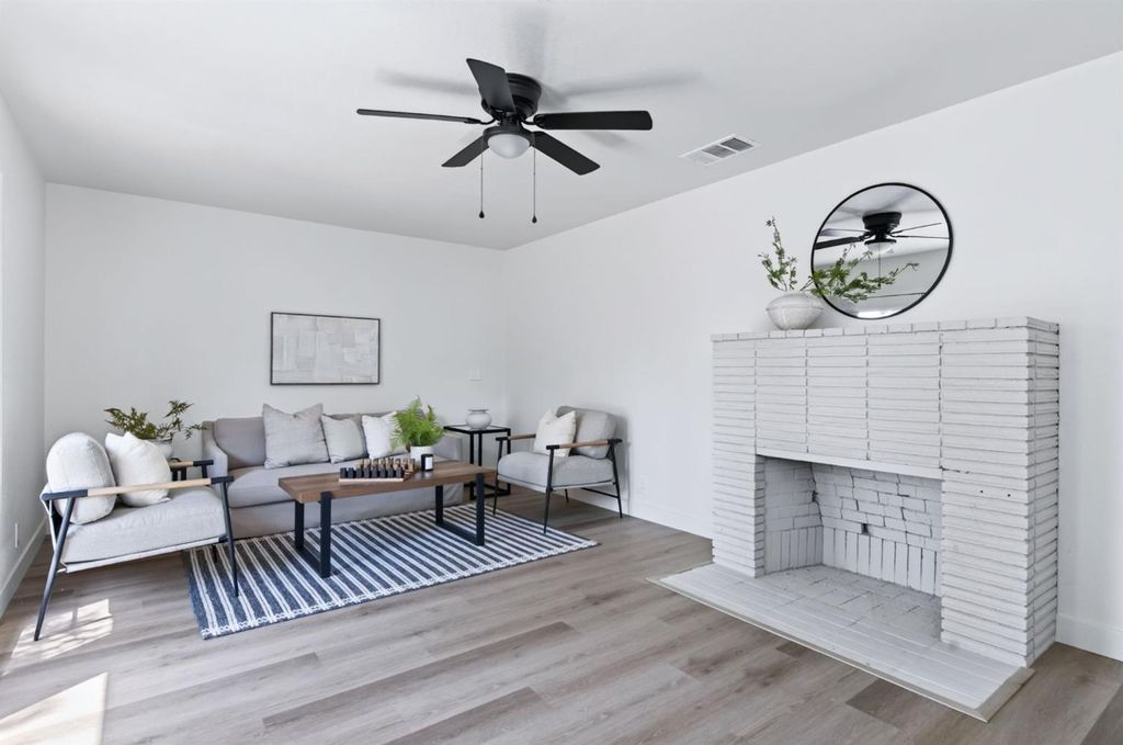 Image 8 of property listing at 210 Sunnyside Avenue, Clovis, CA 93611