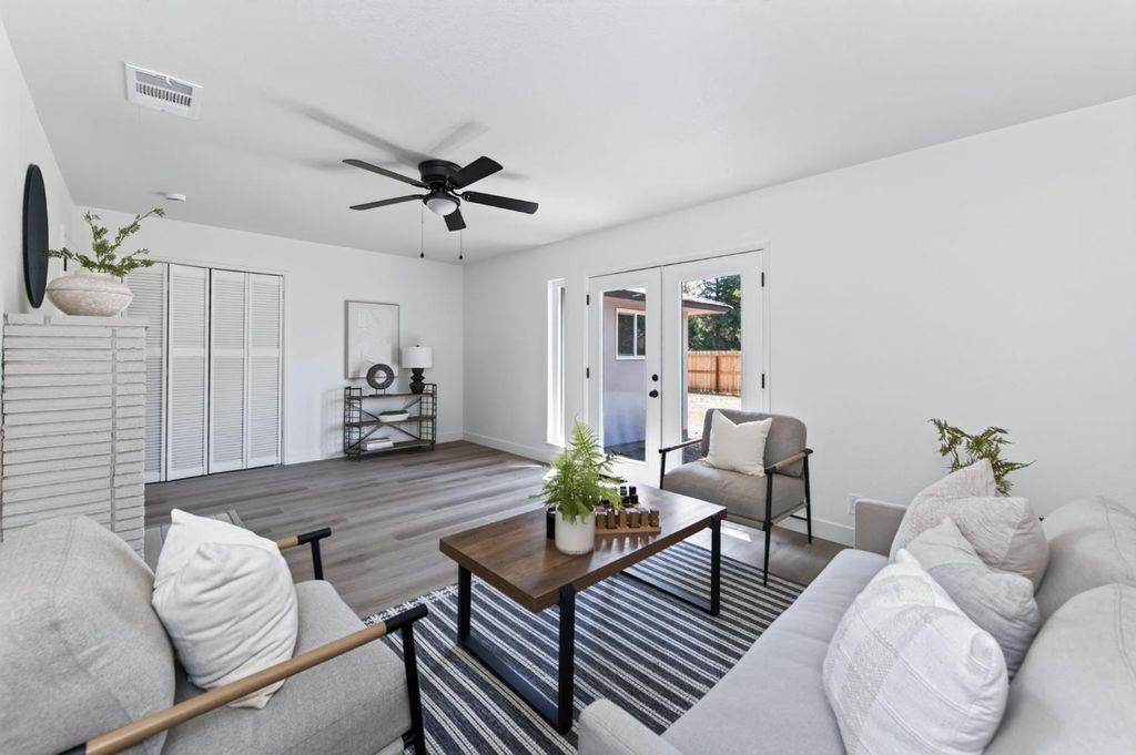 Image 9 of property listing at 210 Sunnyside Avenue, Clovis, CA 93611