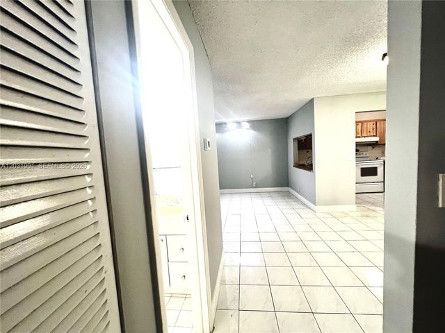 10002 Winding Lake Rd 203, Sunrise, FL 33351