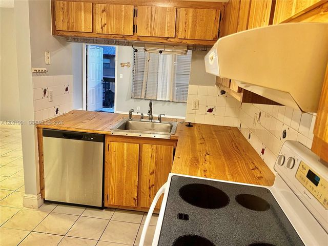 10002 Winding Lake Rd 203, Sunrise, FL 33351