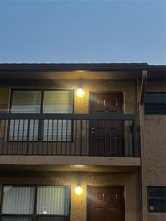 10002 Winding Lake Rd 203, Sunrise, FL 33351