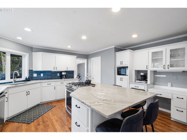 2804 BEACON HILL Dr, West Linn, OR 97068