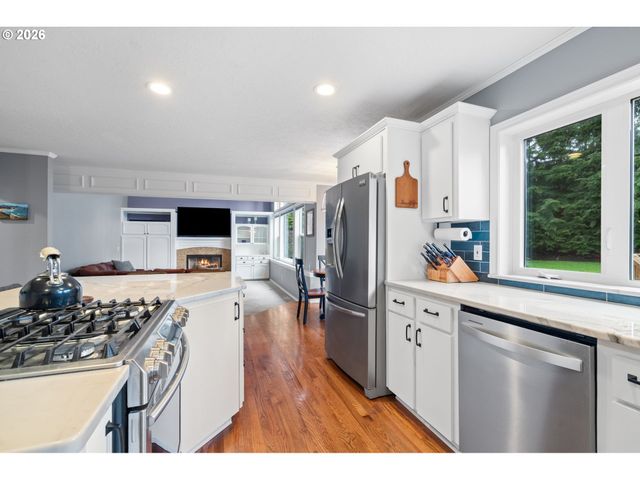 2804 BEACON HILL Dr, West Linn, OR 97068