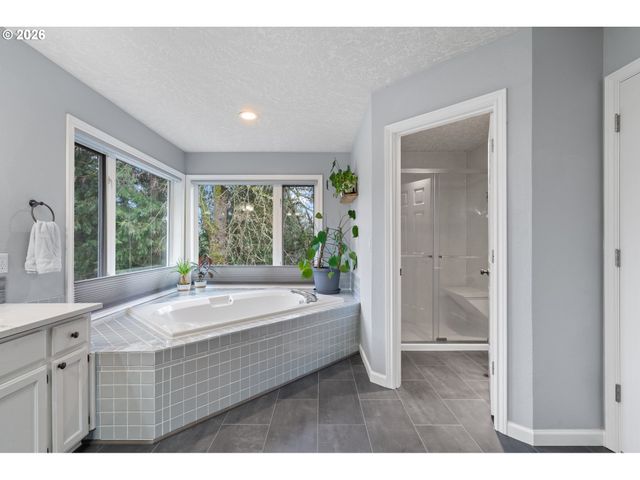 2804 BEACON HILL Dr, West Linn, OR 97068