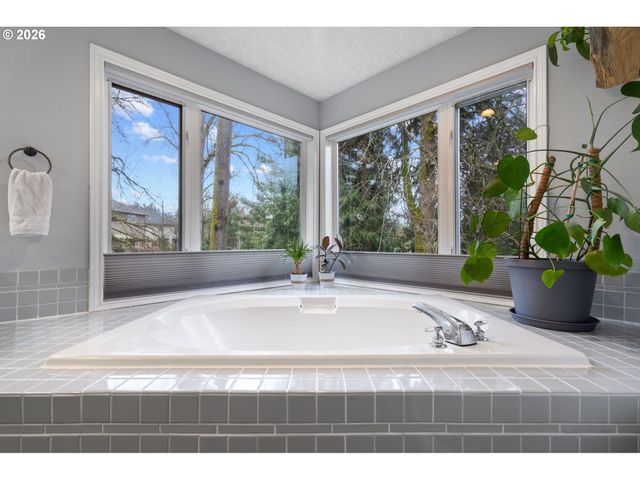 2804 BEACON HILL Dr, West Linn, OR 97068