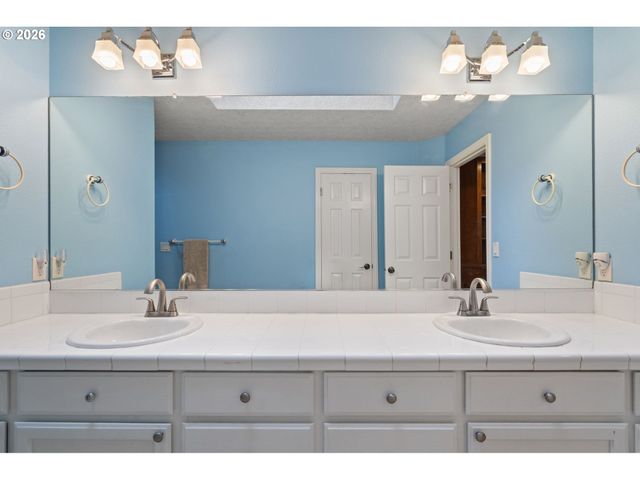 2804 BEACON HILL Dr, West Linn, OR 97068