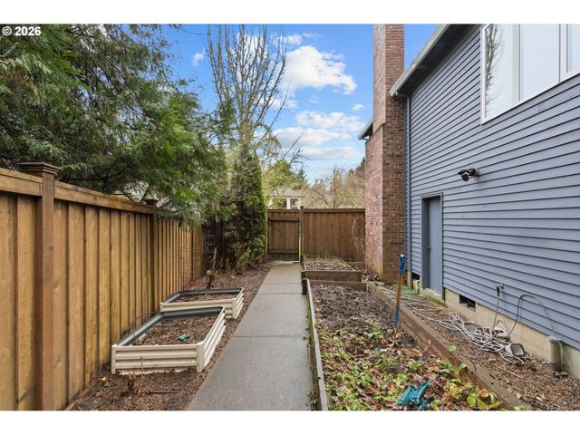 2804 BEACON HILL Dr, West Linn, OR 97068