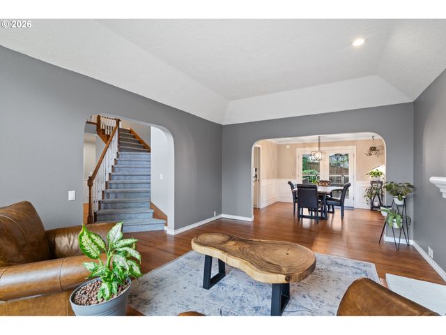 2804 BEACON HILL Dr, West Linn, OR 97068