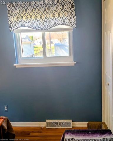 27377 Palmer Boulevard, Madison Heights, MI 48071