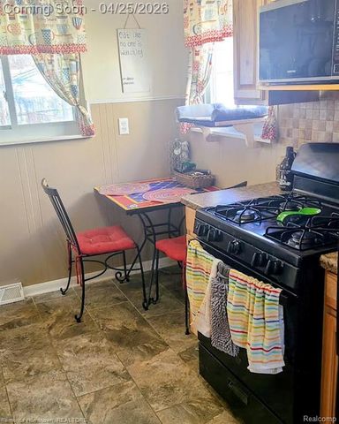 27377 Palmer Boulevard, Madison Heights, MI 48071