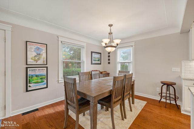 2189 Hollywood Avenue, Grosse Pointe Woods, MI 48236