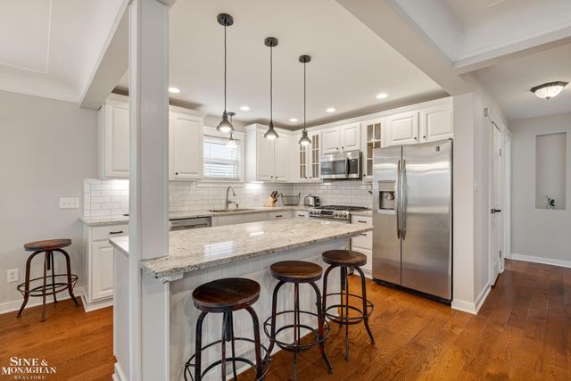 2189 Hollywood Avenue, Grosse Pointe Woods, MI 48236