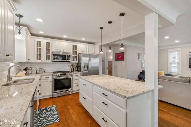 2189 Hollywood Avenue, Grosse Pointe Woods, MI 48236