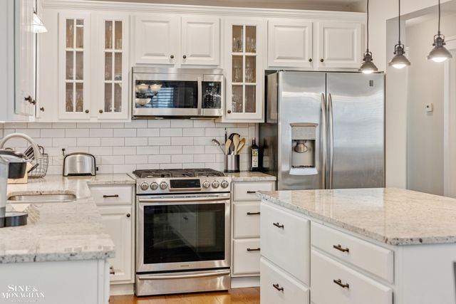 2189 Hollywood Avenue, Grosse Pointe Woods, MI 48236