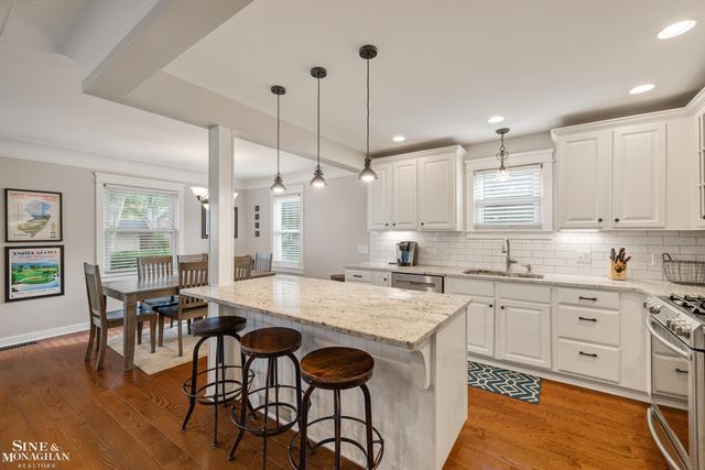 2189 Hollywood Avenue, Grosse Pointe Woods, MI 48236