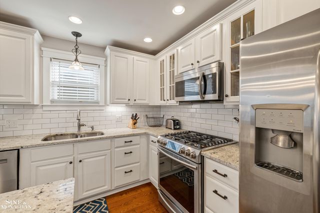 2189 Hollywood Avenue, Grosse Pointe Woods, MI 48236