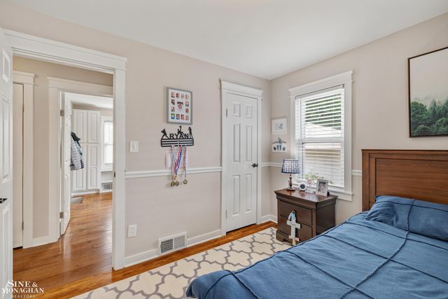 2189 Hollywood Avenue, Grosse Pointe Woods, MI 48236