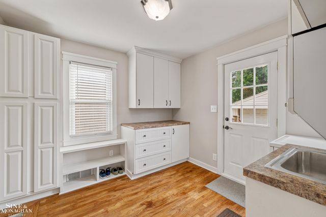 2189 Hollywood Avenue, Grosse Pointe Woods, MI 48236