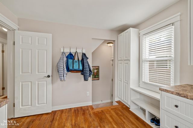 2189 Hollywood Avenue, Grosse Pointe Woods, MI 48236