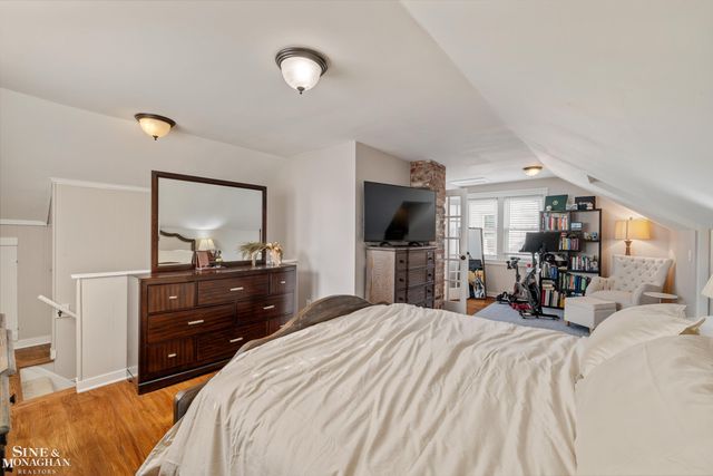 2189 Hollywood Avenue, Grosse Pointe Woods, MI 48236