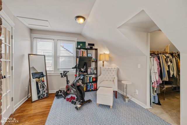 2189 Hollywood Avenue, Grosse Pointe Woods, MI 48236
