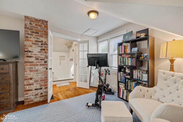 2189 Hollywood Avenue, Grosse Pointe Woods, MI 48236
