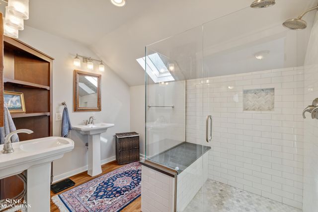 2189 Hollywood Avenue, Grosse Pointe Woods, MI 48236