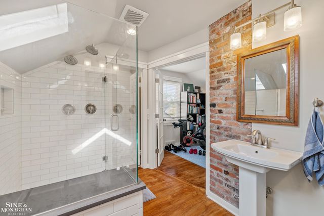 2189 Hollywood Avenue, Grosse Pointe Woods, MI 48236