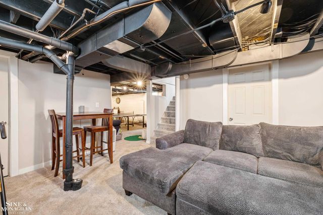 2189 Hollywood Avenue, Grosse Pointe Woods, MI 48236